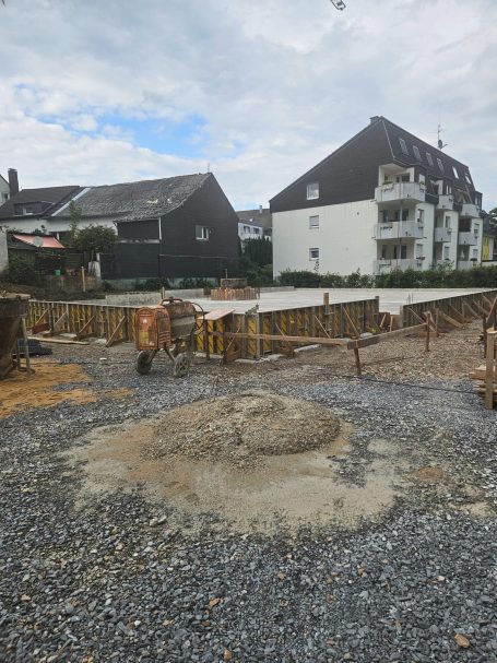 Die fertig gegossene Bodenplatte...
